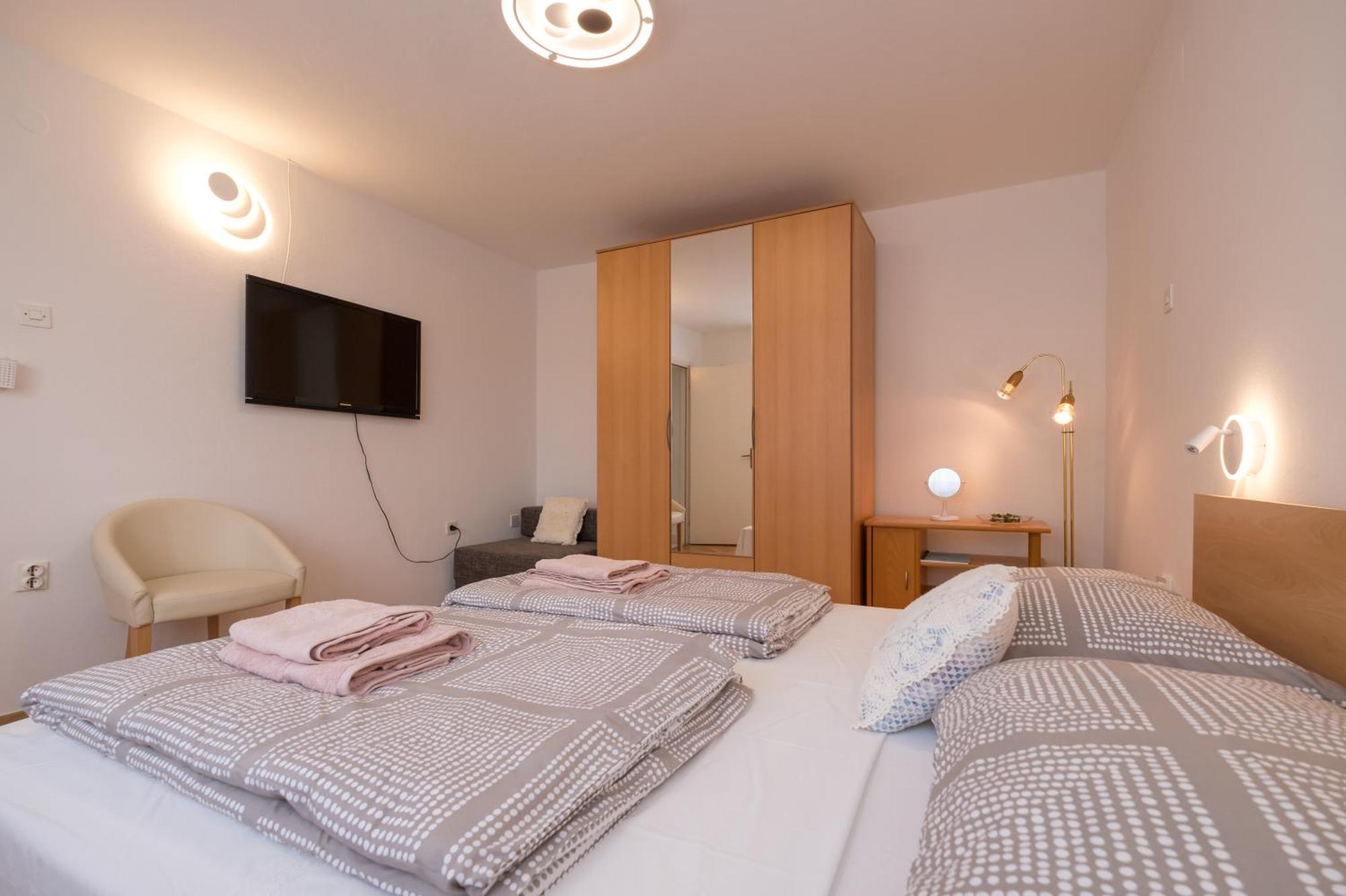 Apartments Lovorik Krk Town Bagian luar foto
