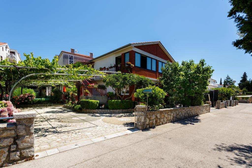 Apartments Lovorik Krk Town Bagian luar foto